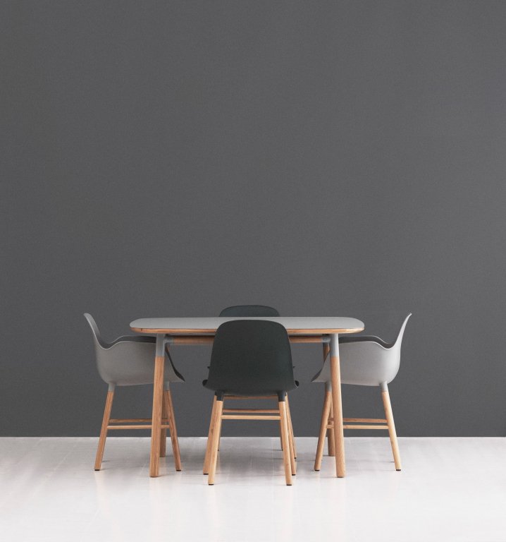 Normann Copenhagen Form Armchair stoel met eiken onderstel blauw