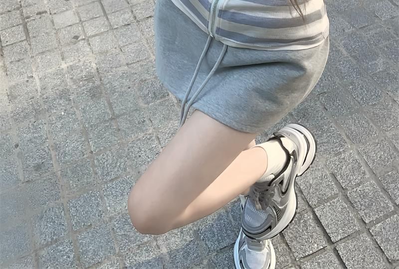 Shinsei - Gestreept jack met capuchon en rits / Tanktop met ronde hals en effen kleur / Mini A-lijn rok met gemiddelde taille