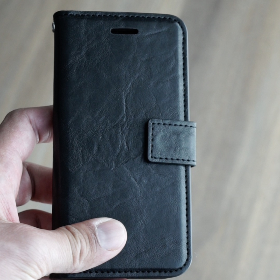 iPhone SE (2022/2020) / 8 / 7 Leder Tasche mit Kartenfächer   Magnetische Schutzhülle - Schwarz (Glanz)