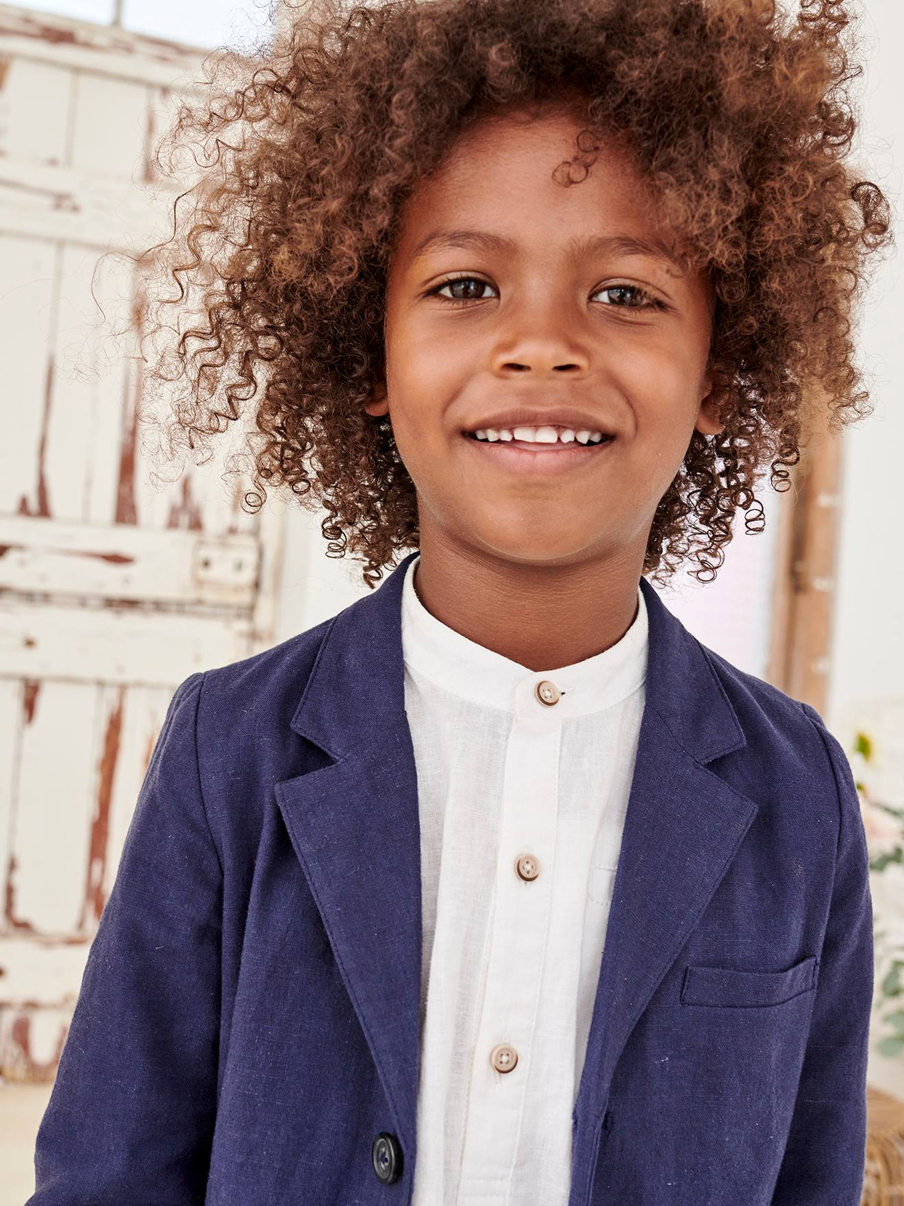 Camisa infantil de linho/algodão com gola mandarim, mangas compridas, cor azul-marinho lisa.
