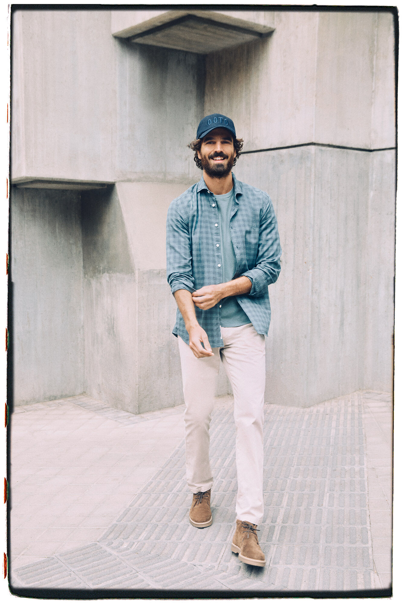 Calça chino slim com cintura elástica.