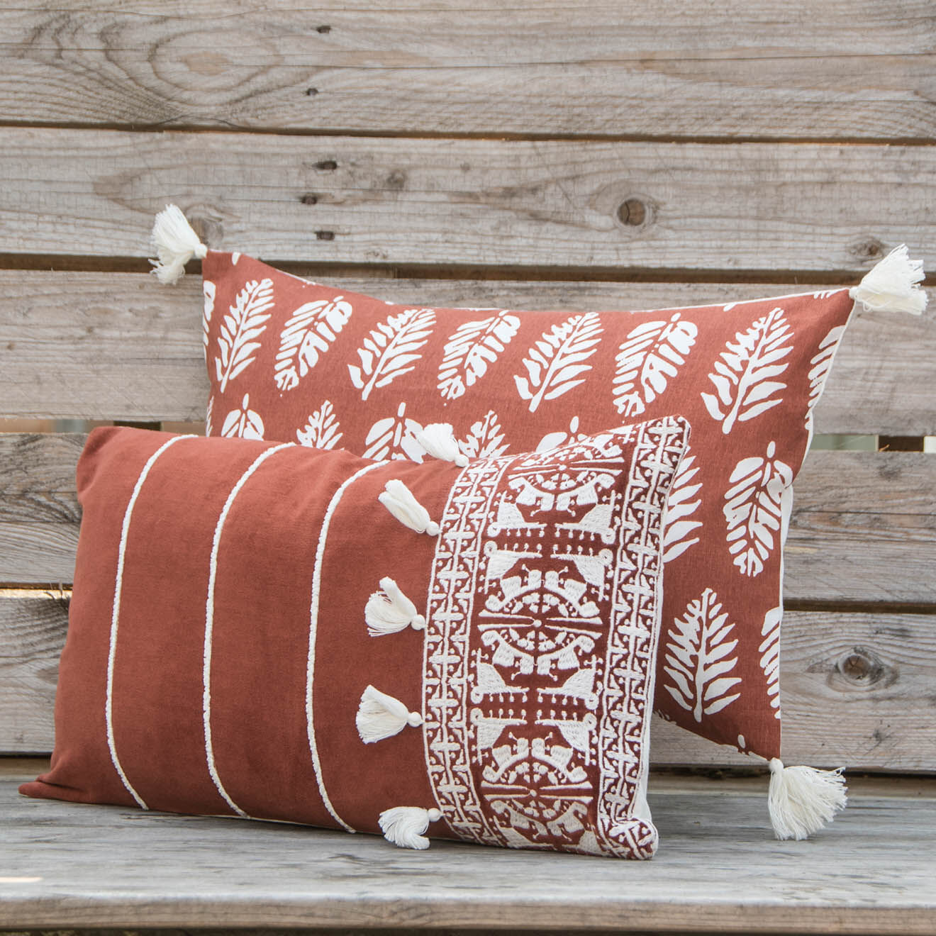 Febronie Housse de coussin néo berbère velours brodée brique - 50x30 cm