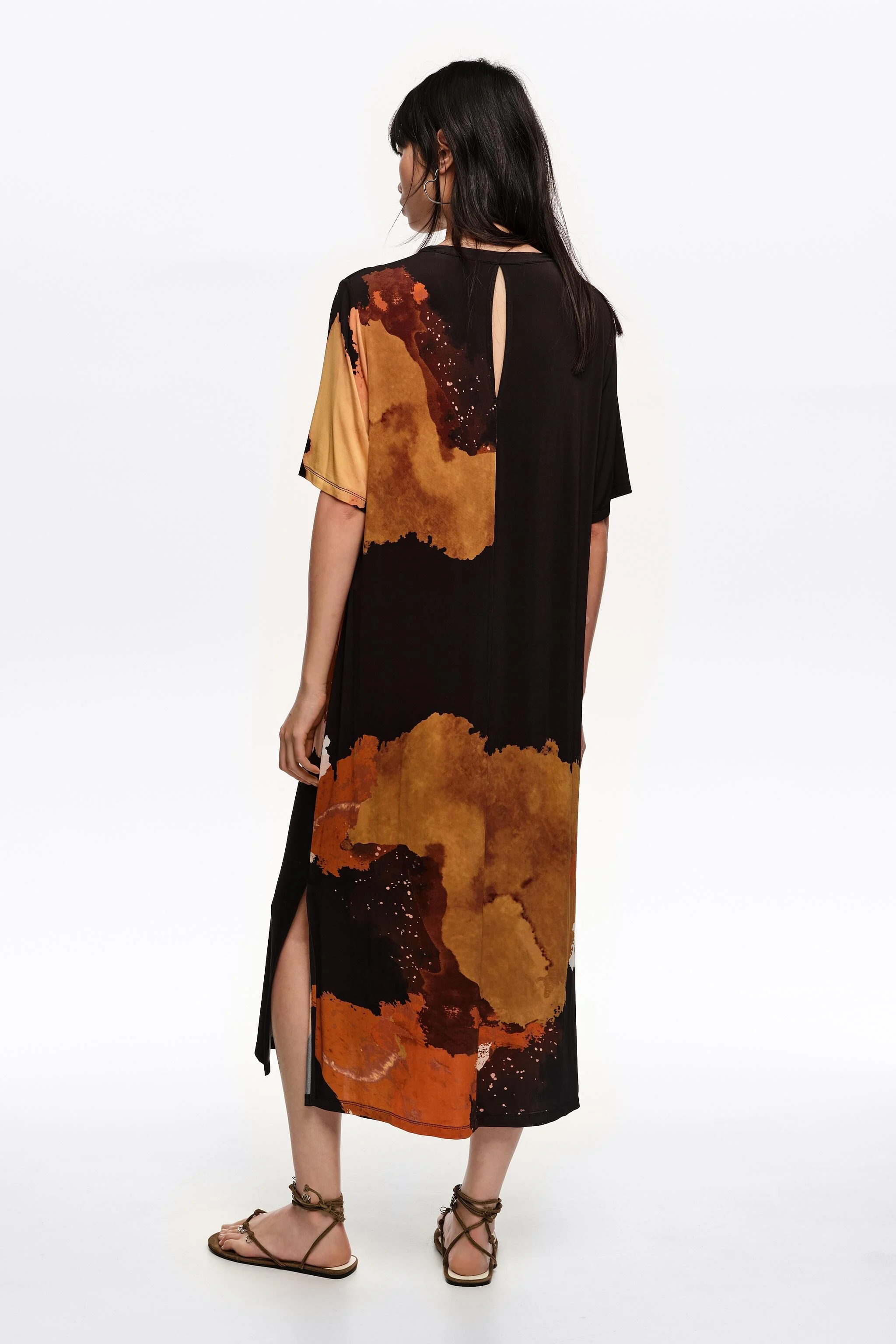 Vestido midi preto fluido estilo camiseta