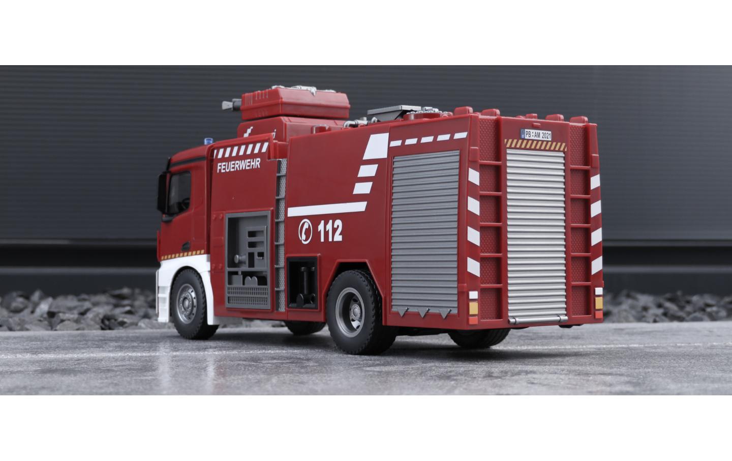 Mercedes Benz Arocs Feuerwehr Löschfahrzeug RTR, 1:18<br>Realistisches Feuerwehrauto mit Beleuchtung, Soundeffekten und Wasserwerfer