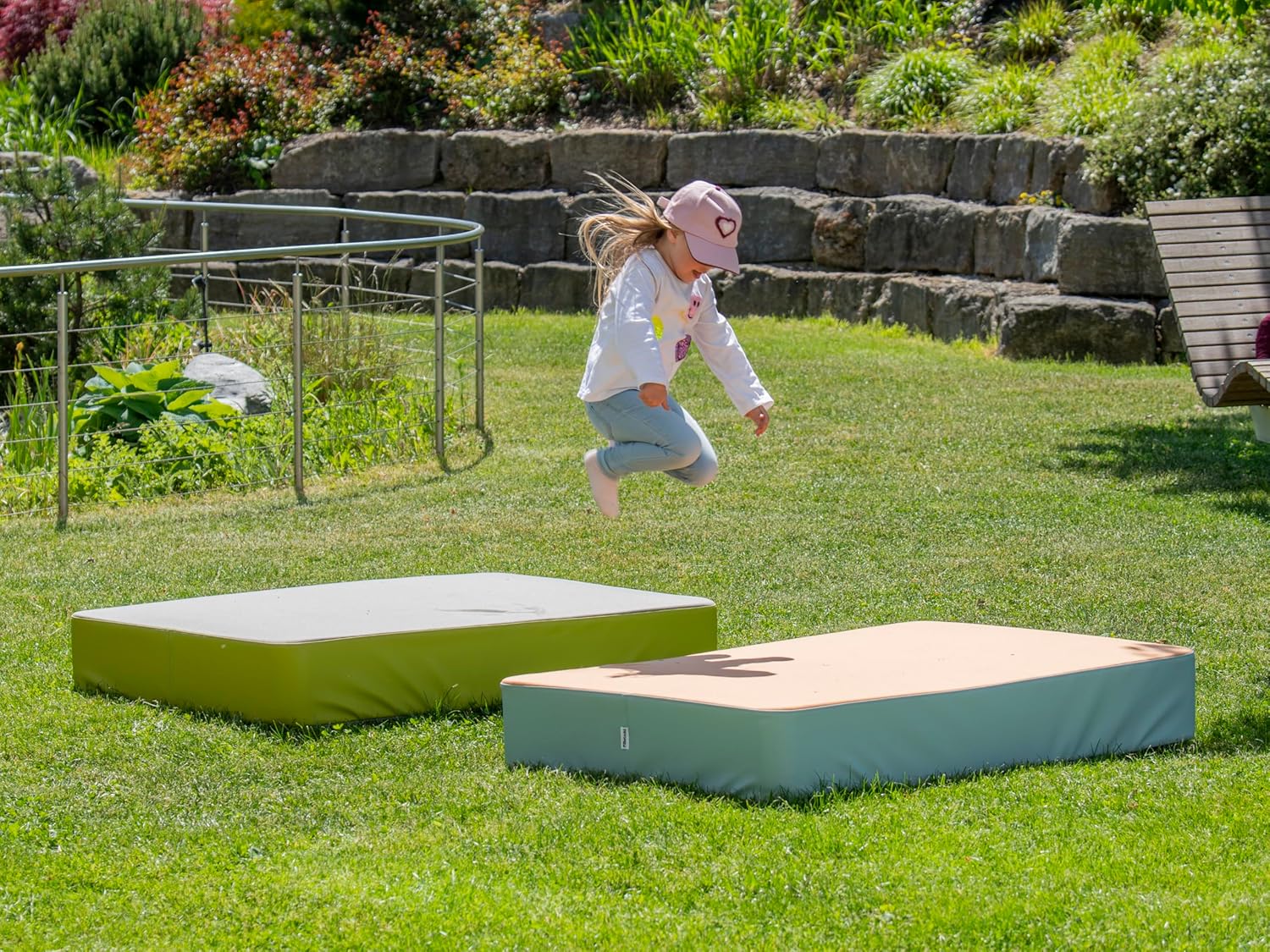 Betzold - Outdoor Hüpfpolster XL – 140 x 90 x 21 cm – Wetterfestes Sprungkissen für Kinder, rutschfest, für Garten & Terrasse