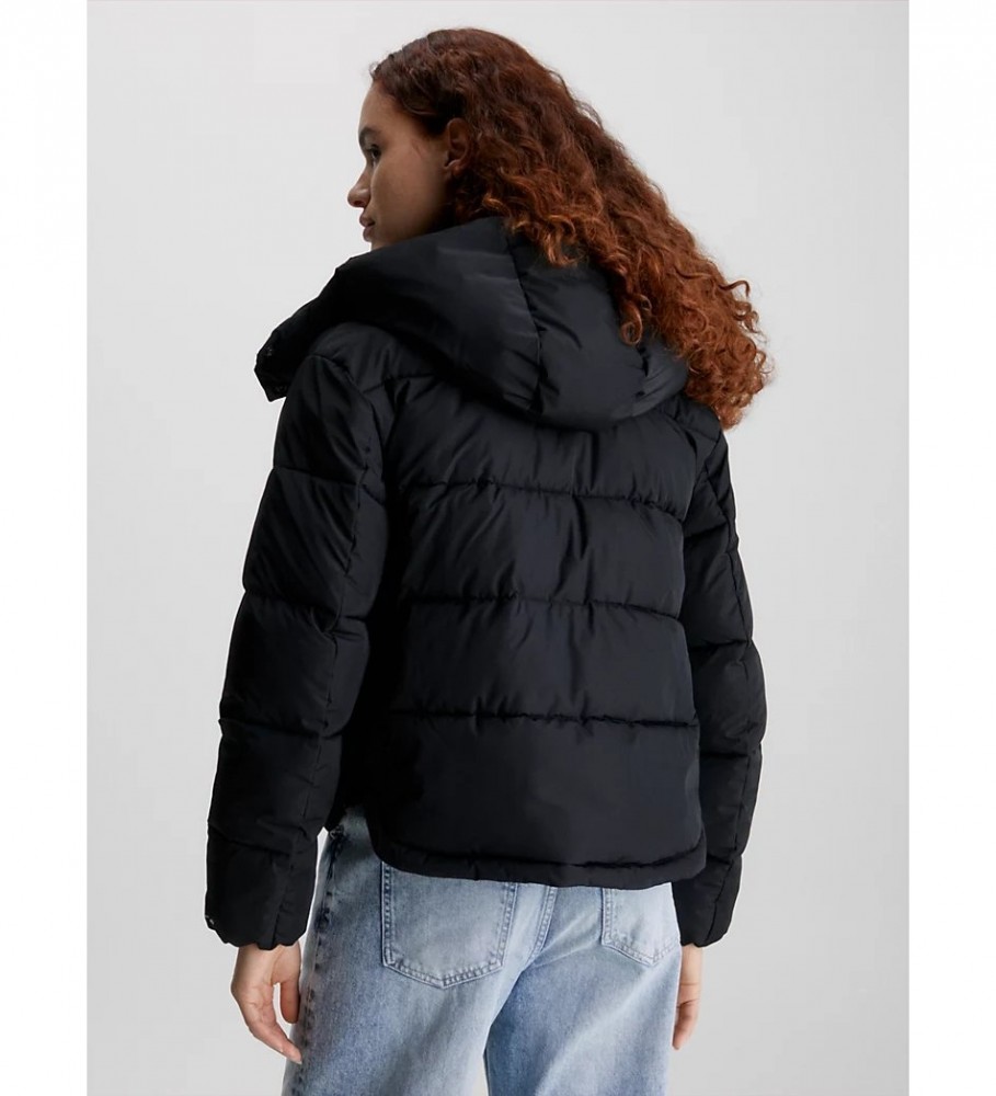 Jaqueta Calvin Klein Jeans de poliéster reciclado com capuz, preta.