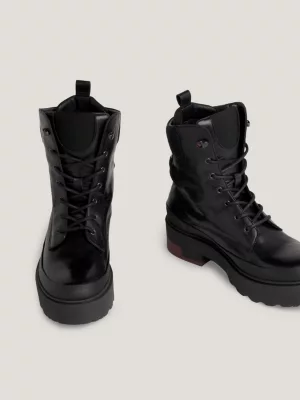 Botas de cano curto com travas e cadarço em couro Crest