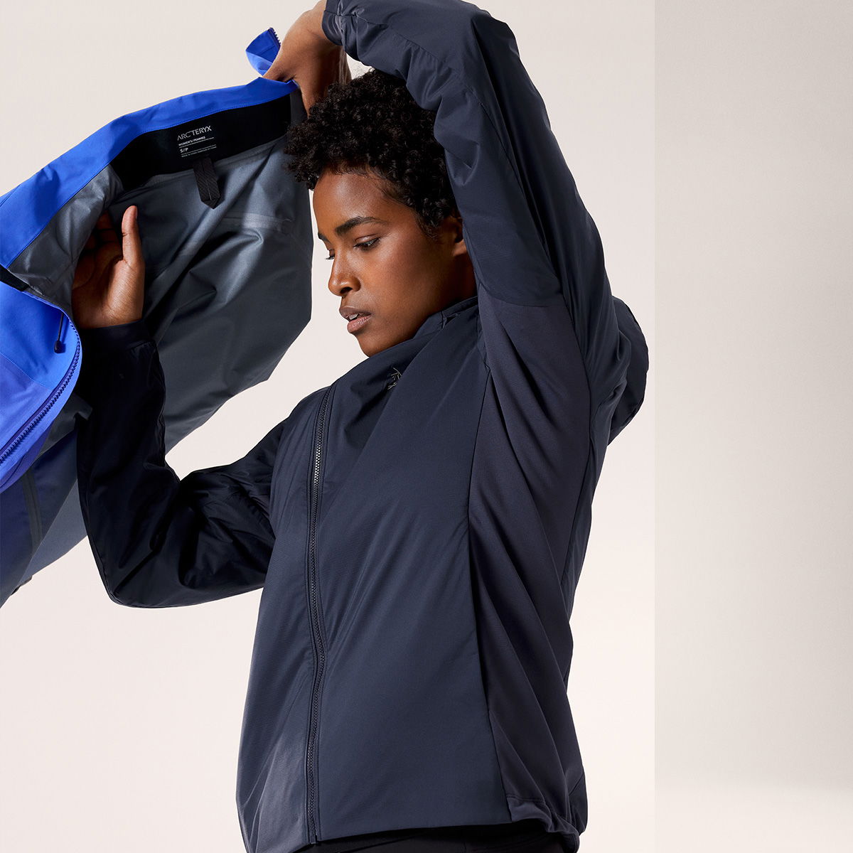 Arc'teryx Atom Hoody, dame (Black Sapphire) - Spejder Sport