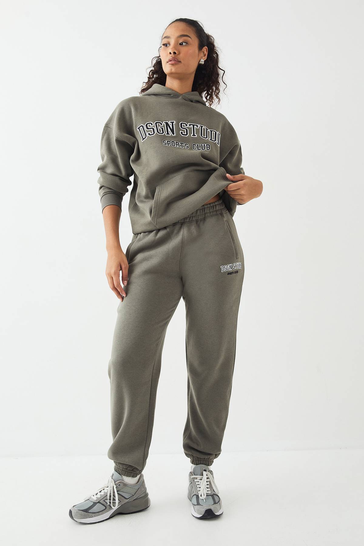 Jogging DSGN Studio avec Appliqué et Chevilles Resserrées Coupe Ample