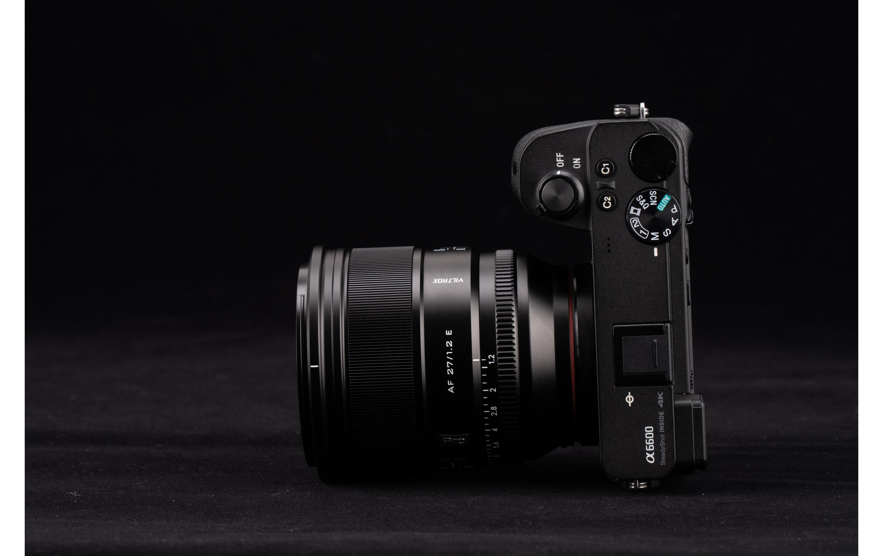 Festbrennweite AF 27mm F/1.2 Pro – Sony E-Mount<br>APS-C-Objektiv mit grosser Blende und Autofokus für Sony