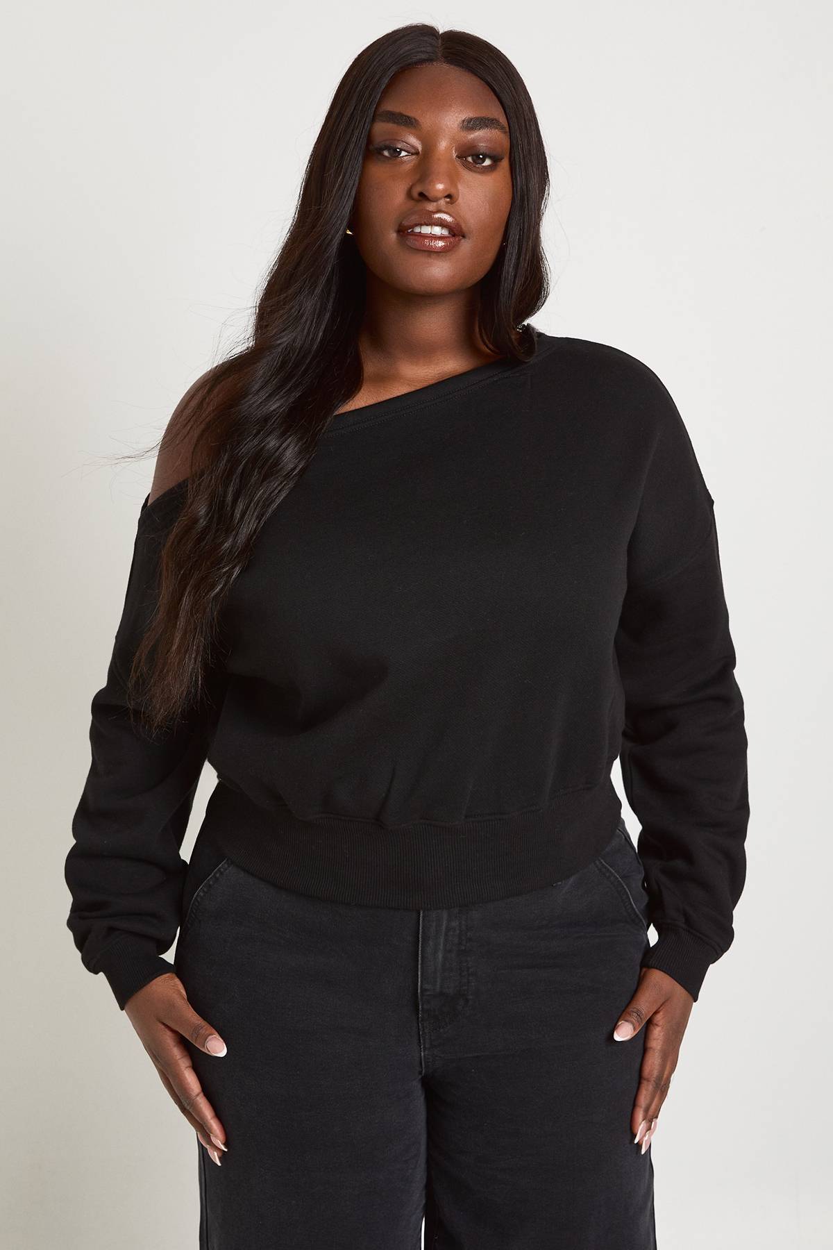 boohoo Synthétiquell Surdimensionné Grande Taille À Épaules Dénudées