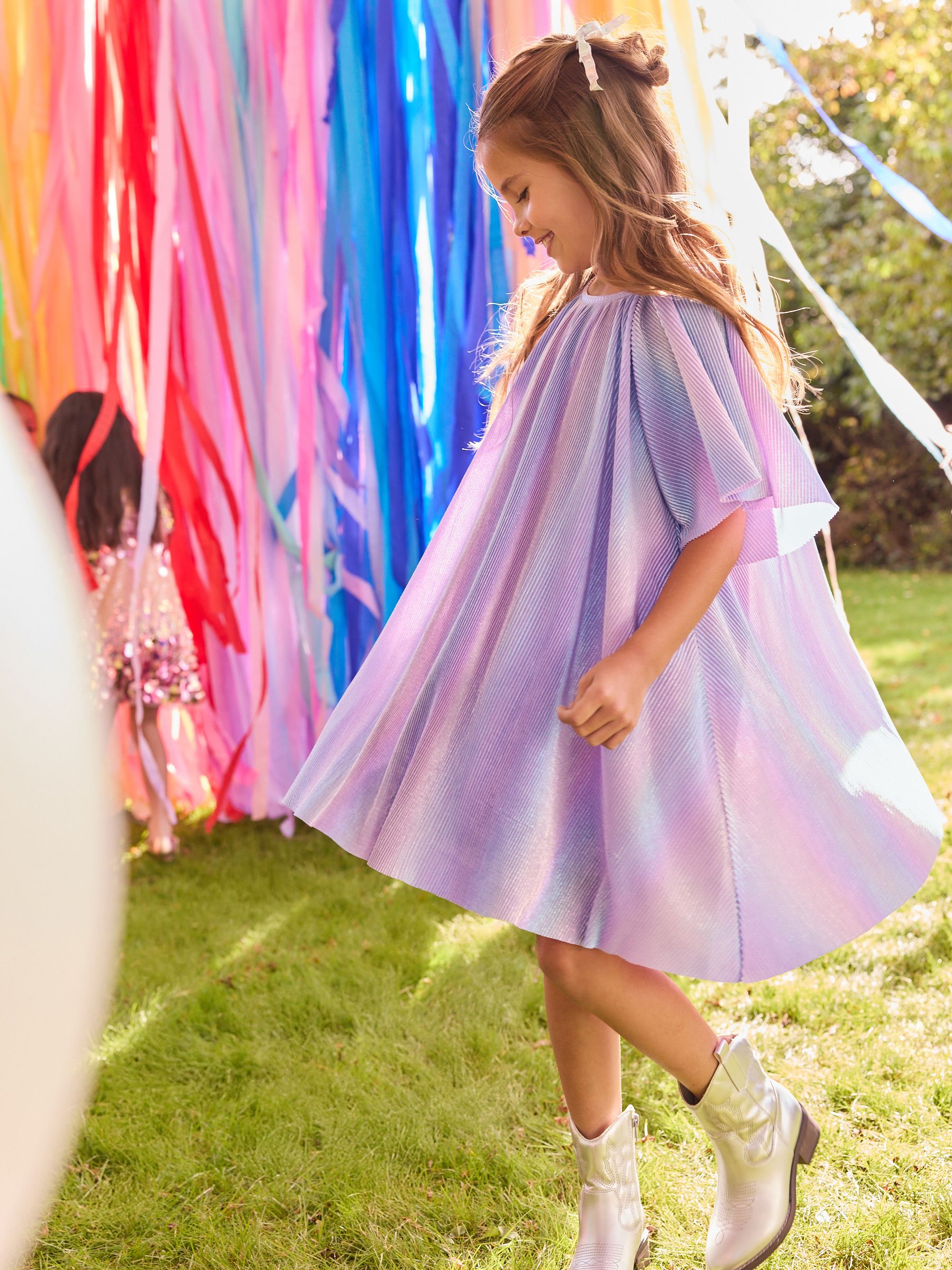 Lilapaars met regenboog - Glinsterende feestjurk met engelmouwen (3-16jr)