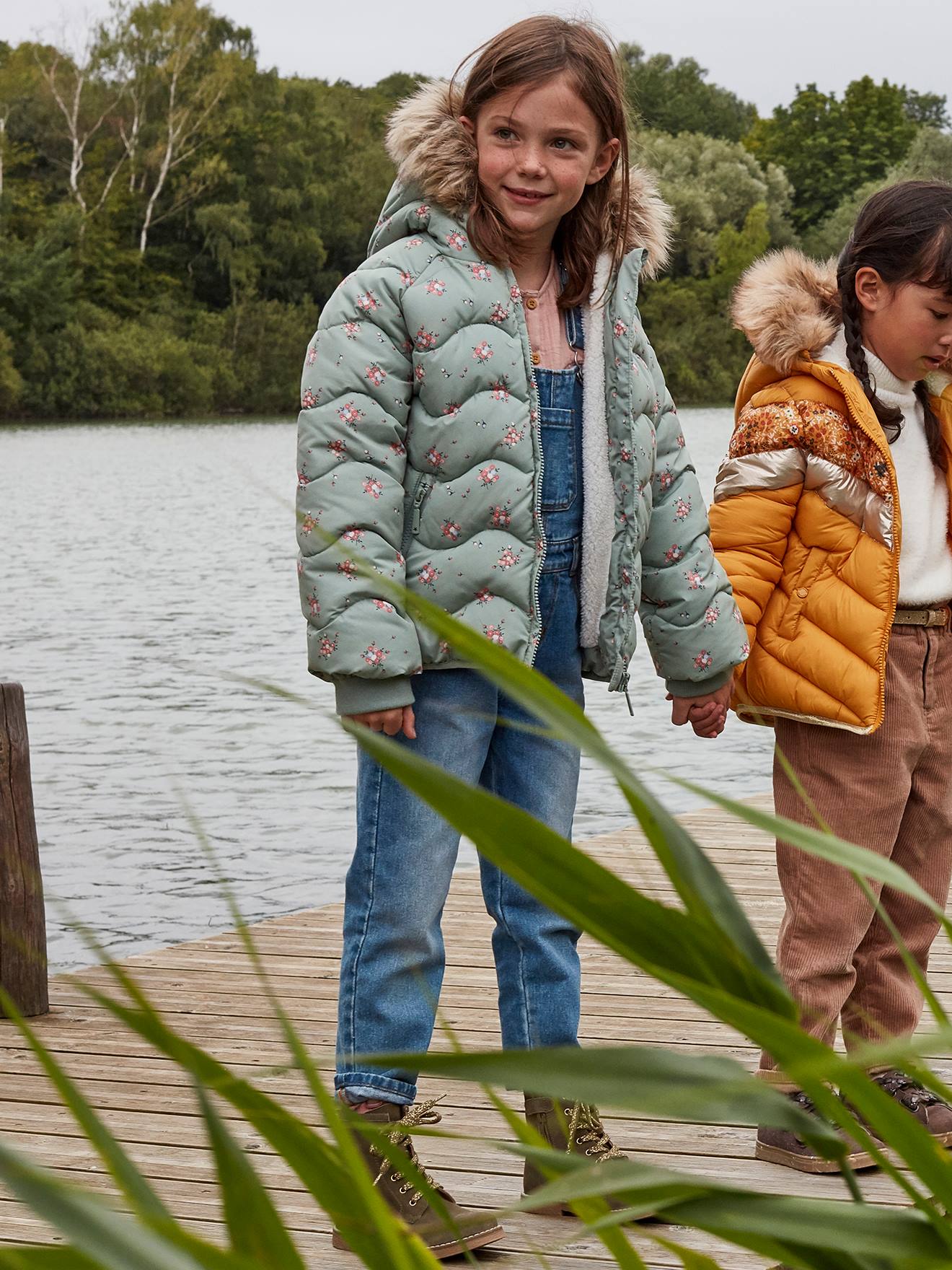 Jardineira jeans azul-escura lavada para meninas