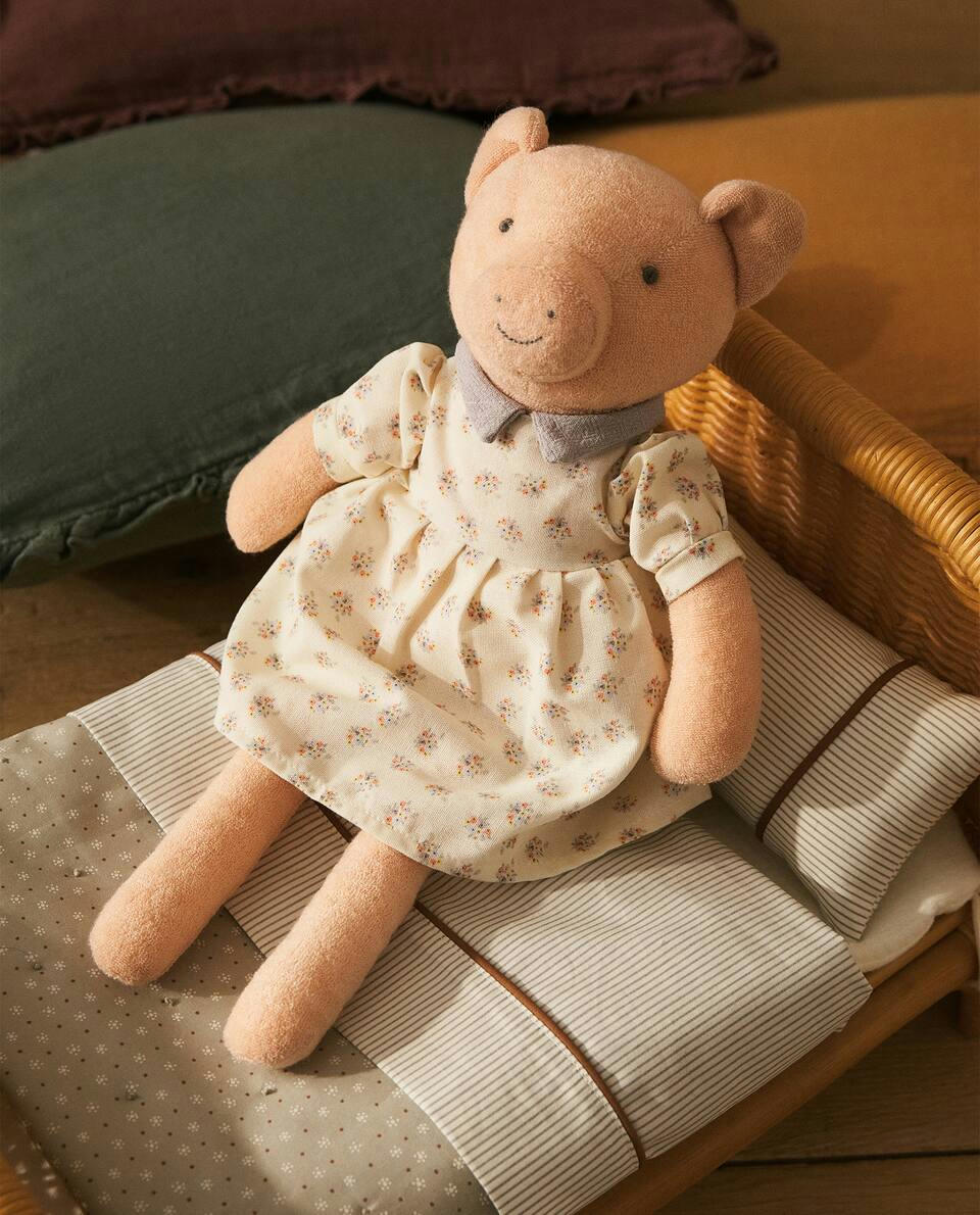 Porquinho de pelúcia infantil vestido