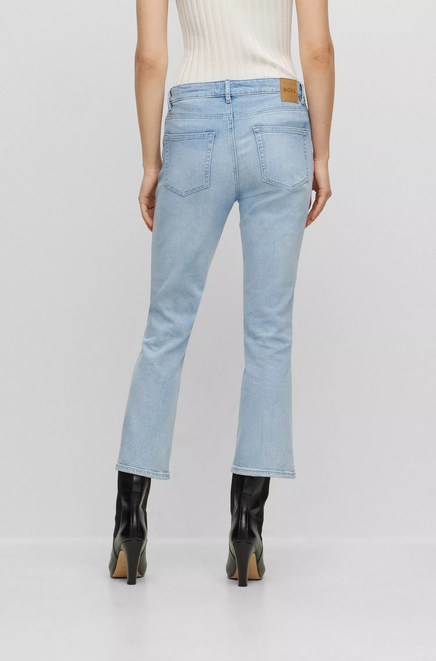 Calça jeans cropped preta BOSS em denim azul confortável com elasticidade.