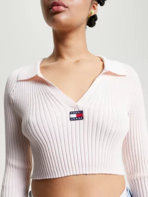 Blusa cropped canelada com emblema