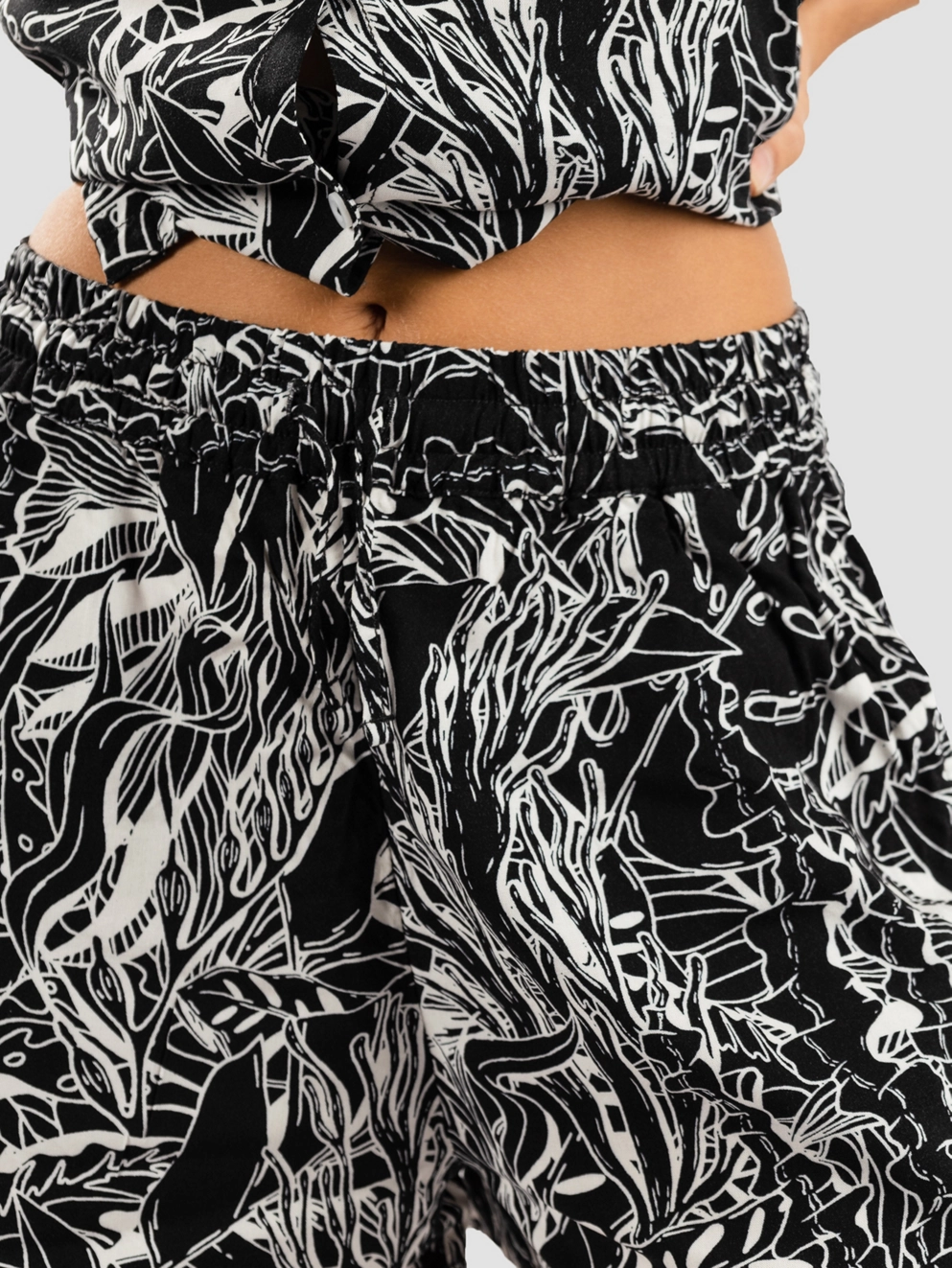 O'Neill Java Wave Shorts white . black comic seawe