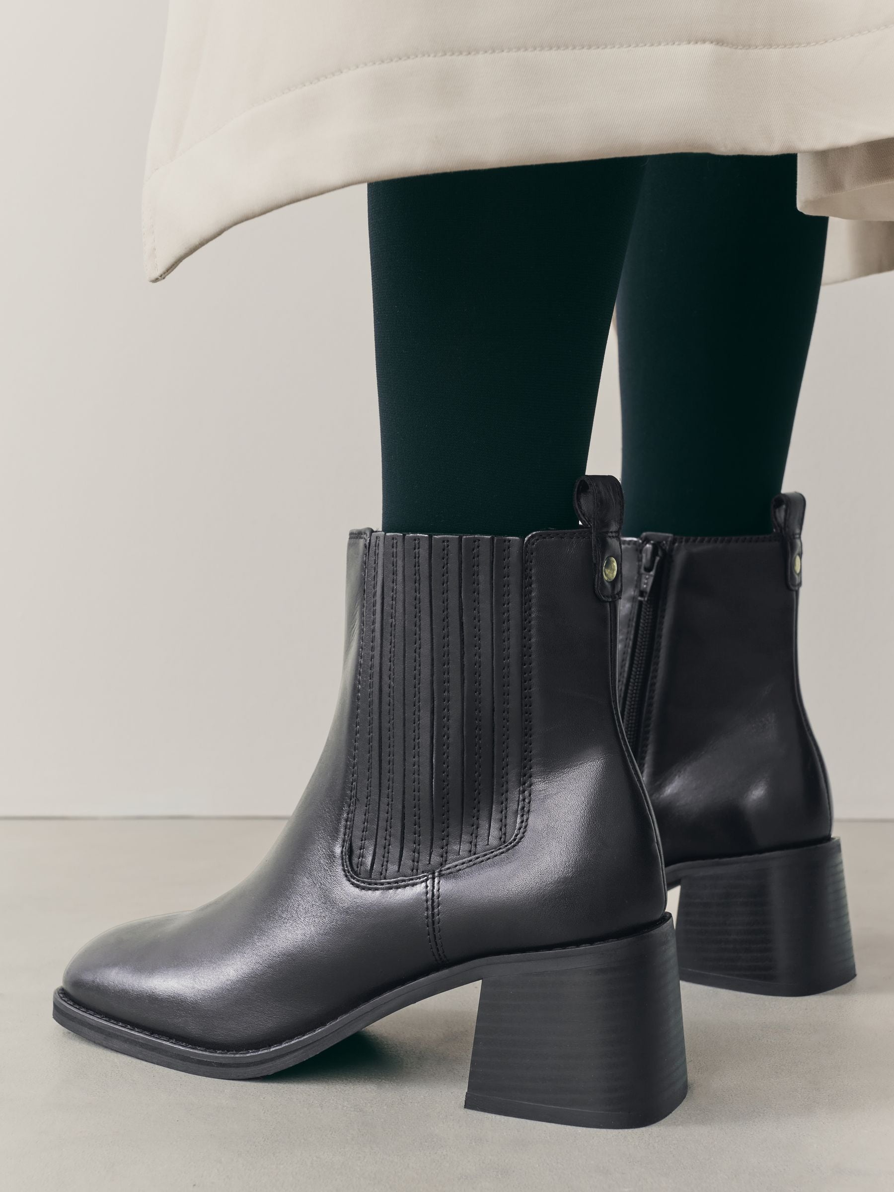 Zwart - Forever Comfort® leren Chelsea-laarzen met vierkante neus en blokhak