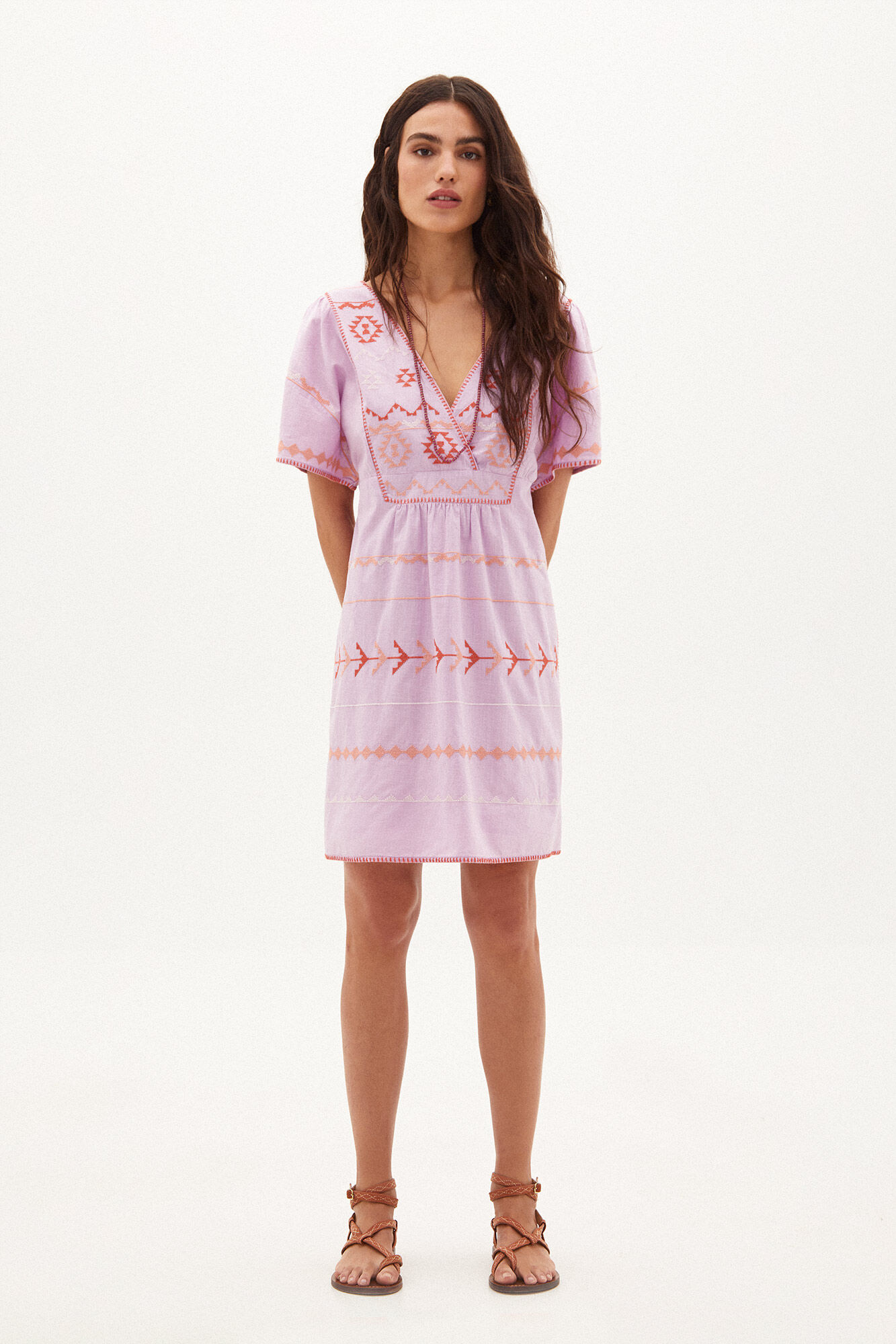 Marisol. Vestido curto com aplicações de miçangas - Rosa