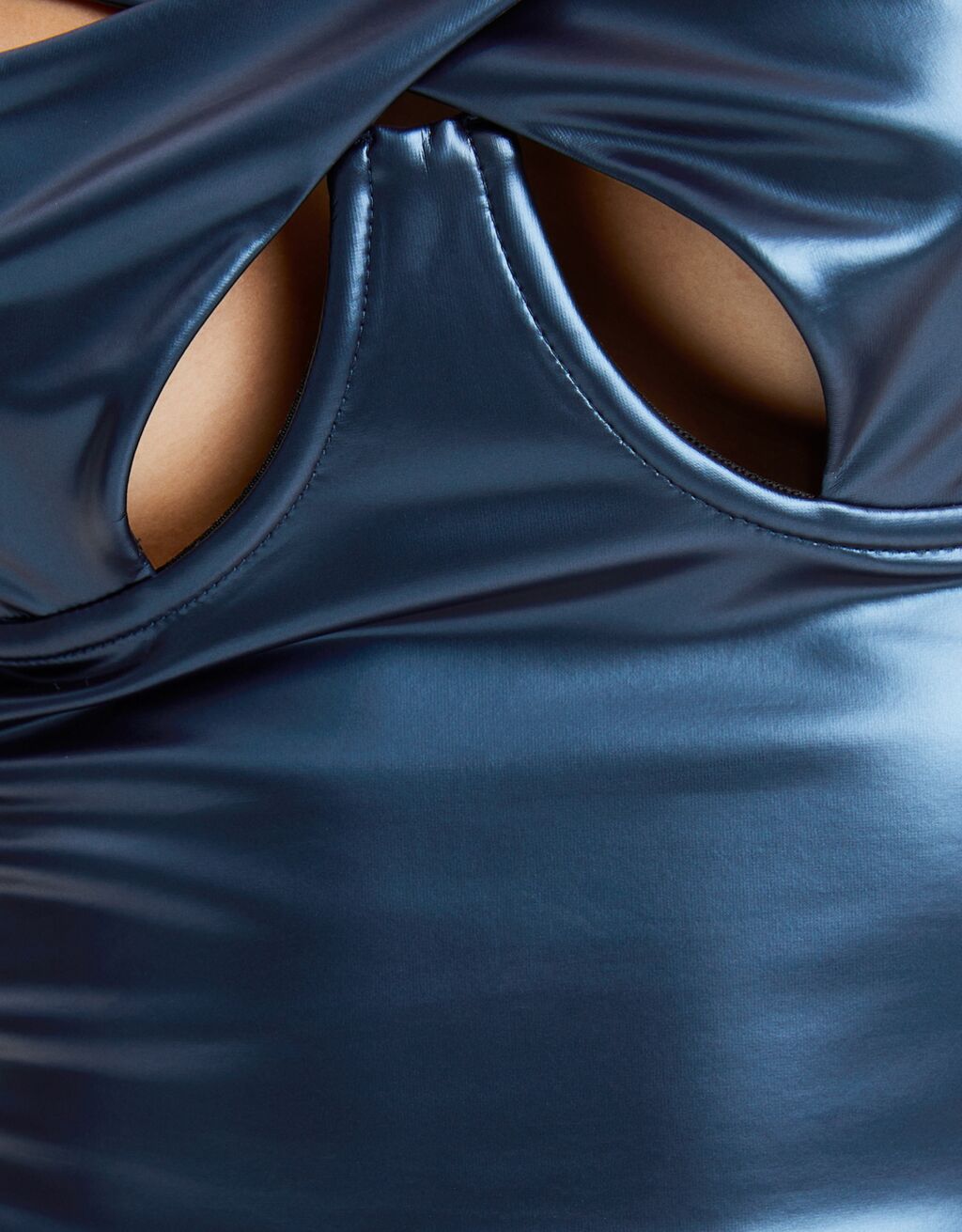 Top cropped em couro sintético metalizado com detalhe vazado
