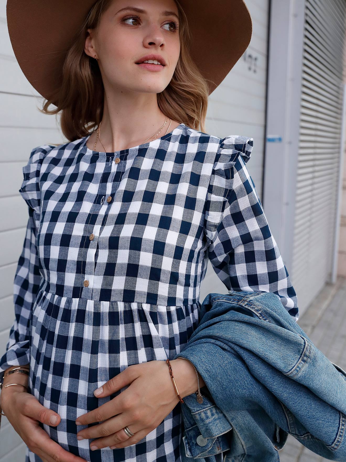 Vestido xadrez azul escuro para gestantes e lactantes.