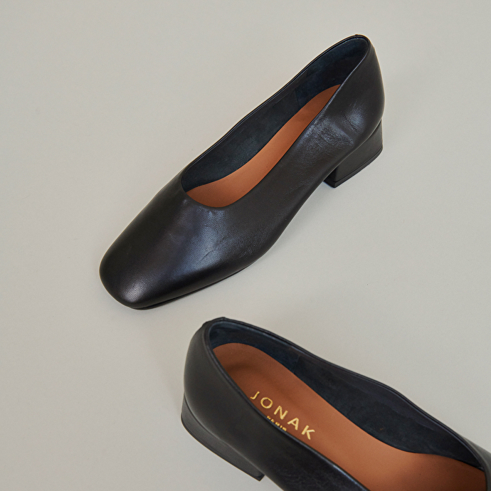 Ballerines à petits talons et bouts carrés  en cuir noir