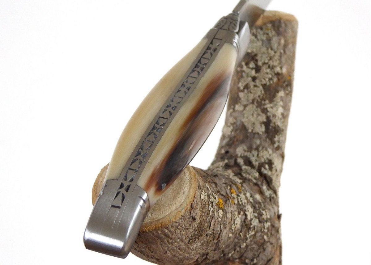 Couteau Laguiole bombé avec un manche en Corne blonde et mitres inox