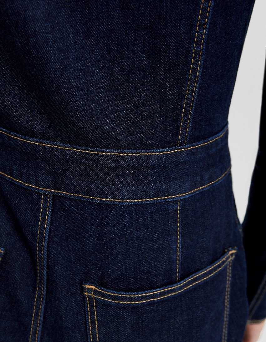 Macacão jeans comprido com mangas compridas e zíper.