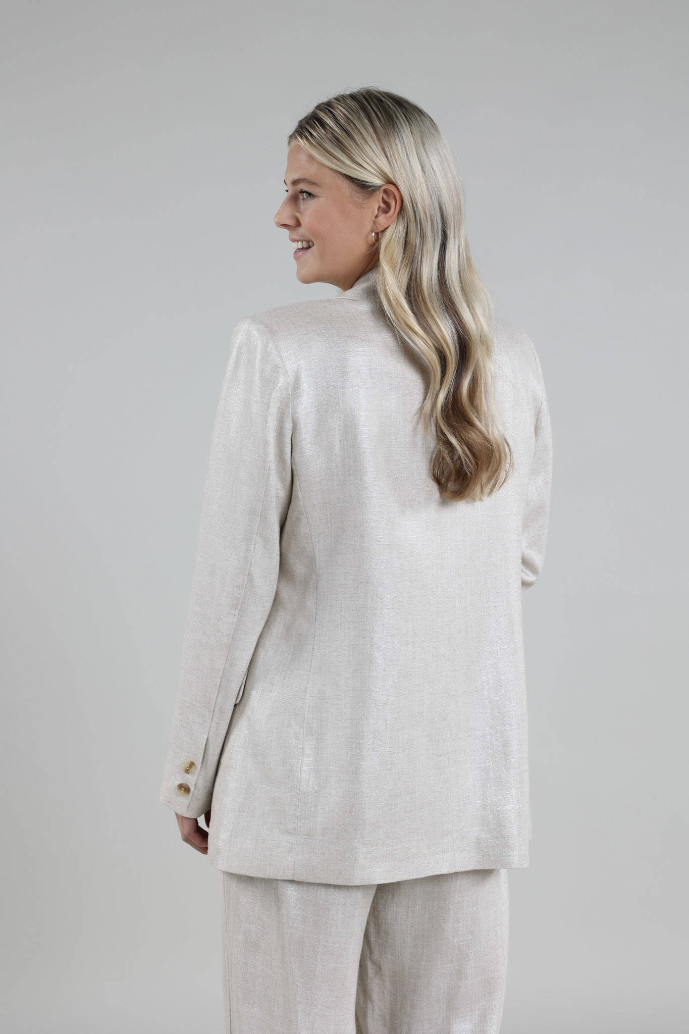 NUKUS rechtvallende blazer Close zilver
