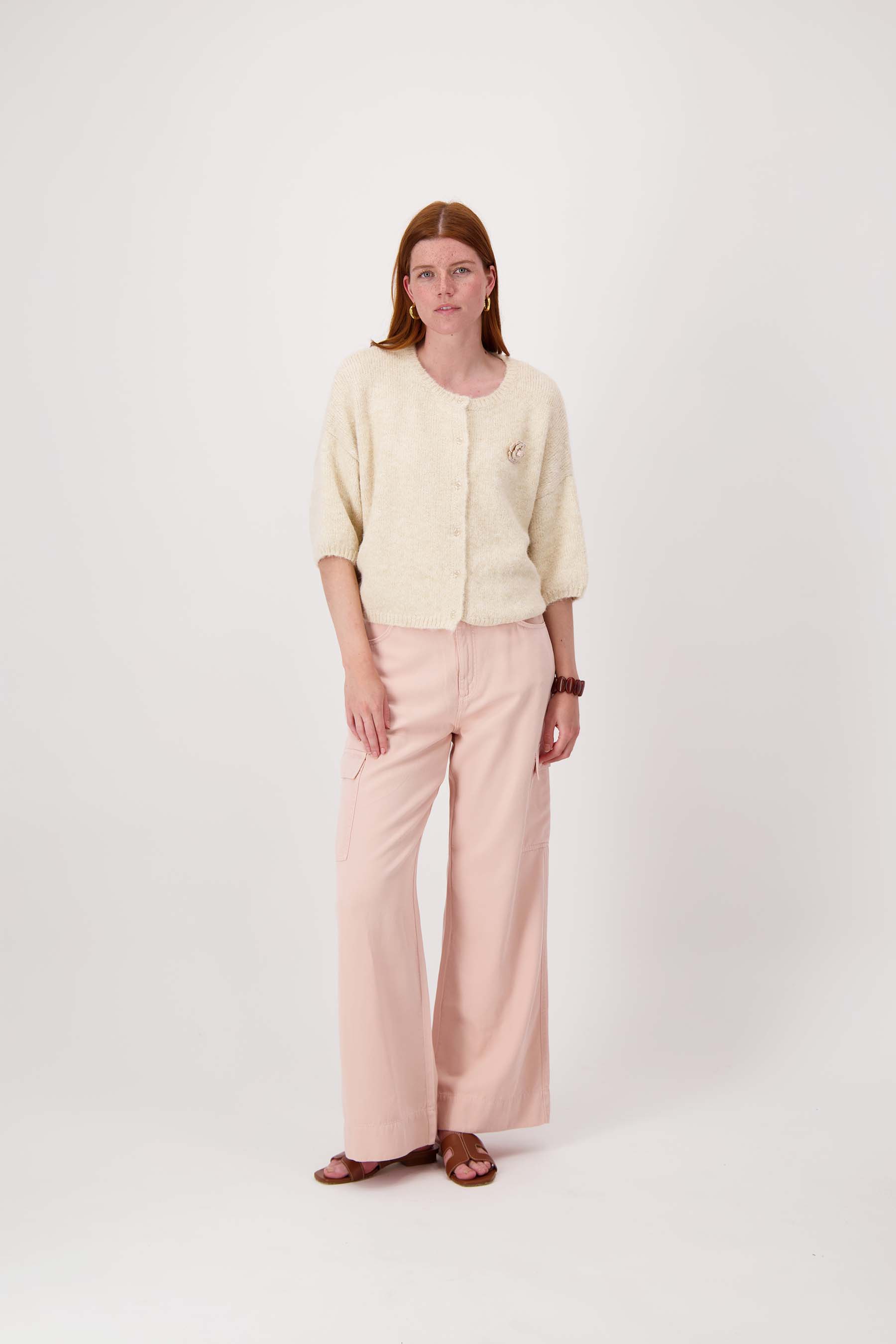 zacht basis vest met vleermuis mouwen en broche