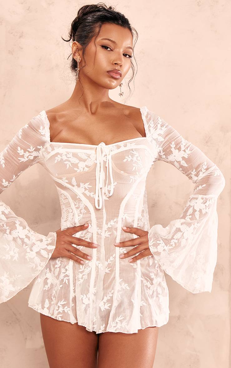 Blanc Combinaison-short En Dentelle À Manches Évasées Avec Détails De Passepoil