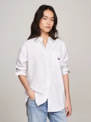 Camisa Oxford Boyfriend com Bolso e Patch de Emblema