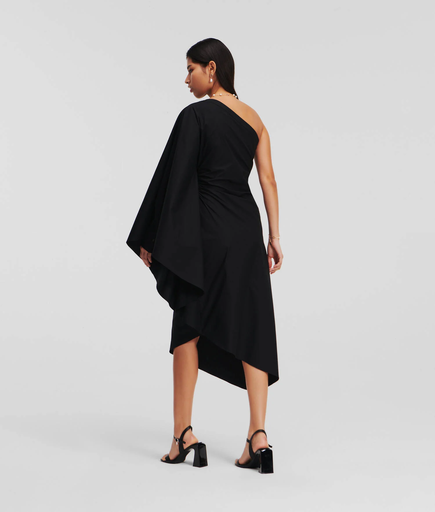 ROBE ASYMÉTRIQUE À ÉPAULE DÉNUDÉE SÉLECTIONNÉE PAR HUN KIM