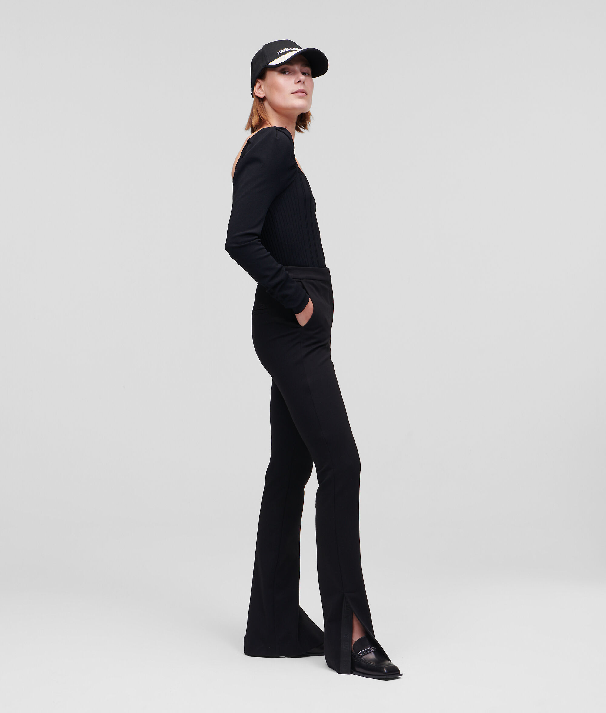 PANTALON EN PUNTO AVEC LOGO KARL ET BAS FENDUS