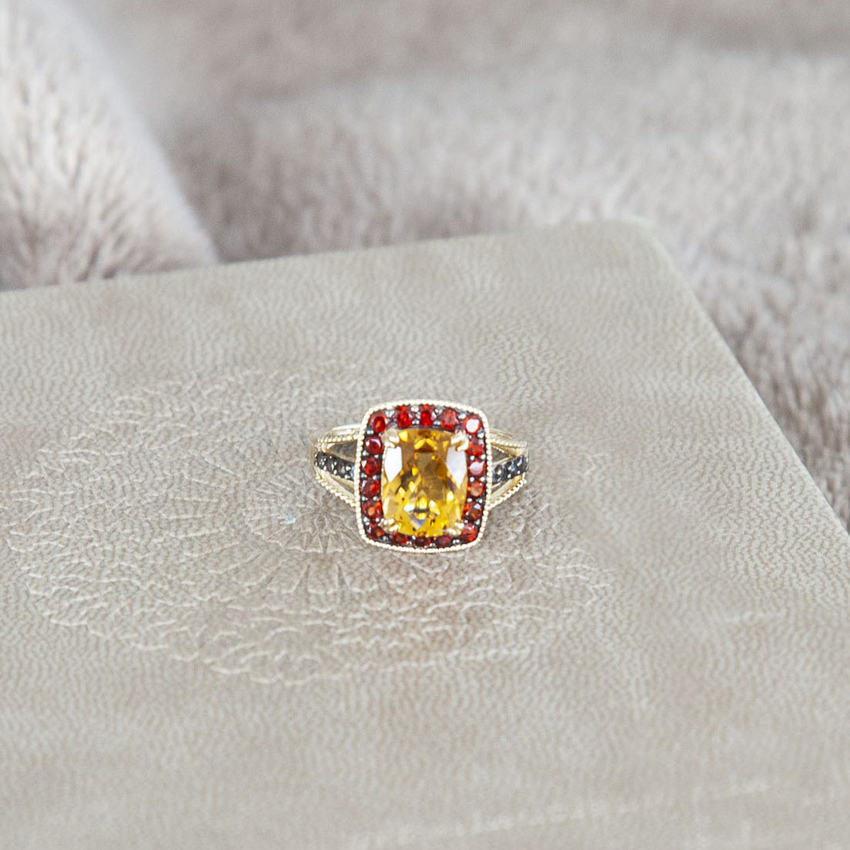 Bague or 375 jaune rectangulaire pierres fines