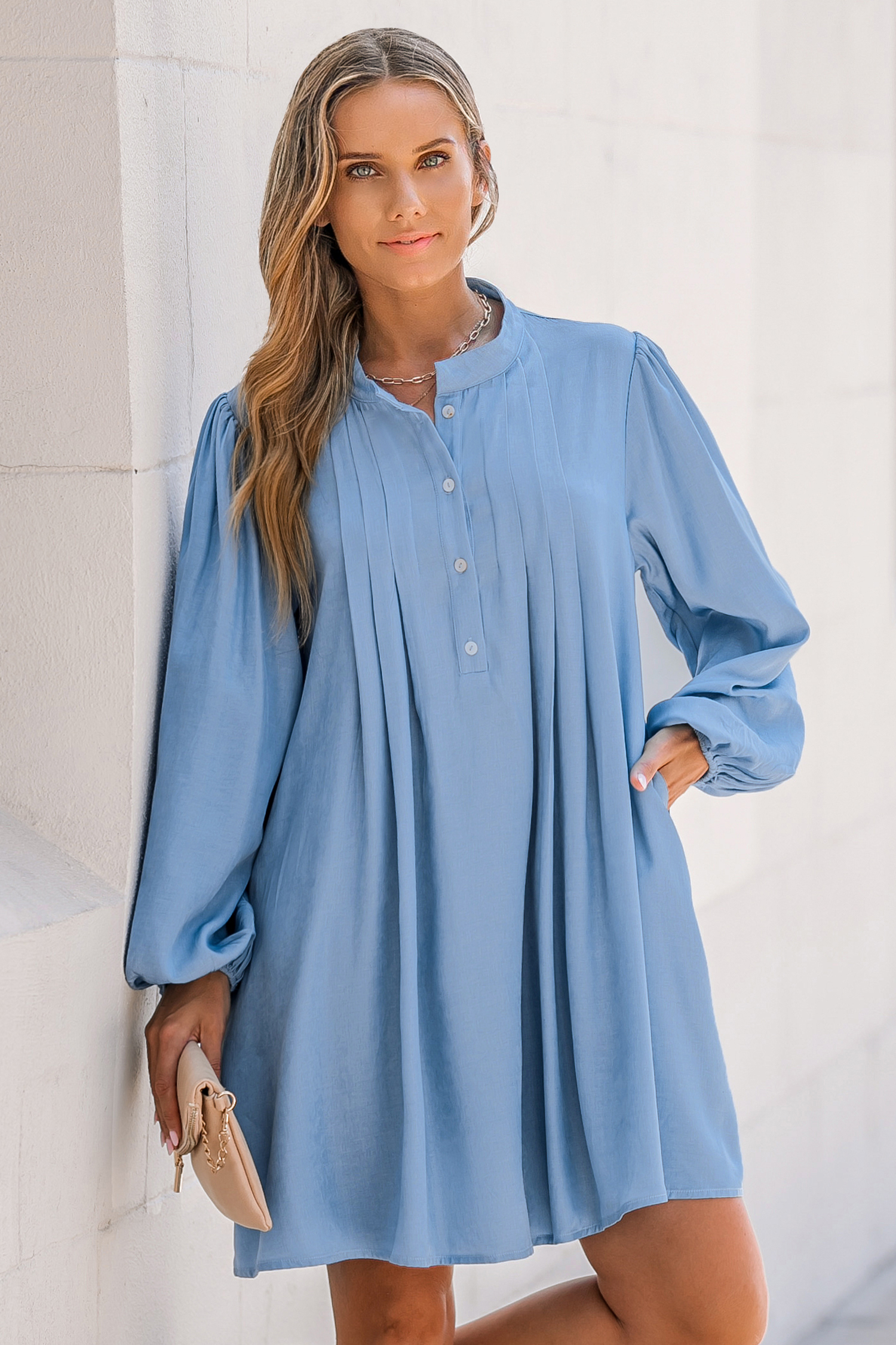 Robe chemise mini plissée à demi-bouton