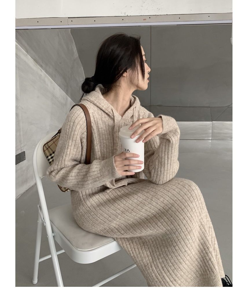 Rred - Effen geribbelde, losse maxi-jurk met capuchon