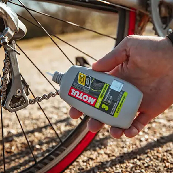 Motul - Lubrifiant chaîne Chain Lube Dry Bike Care 100 ml
