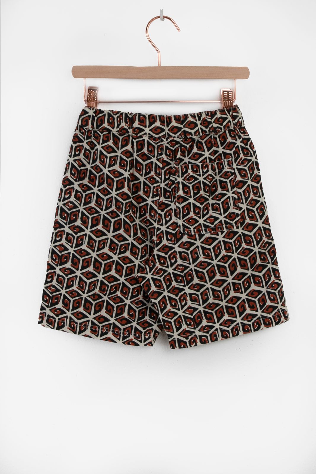 Donkerrode shorts met geometrisch patroon