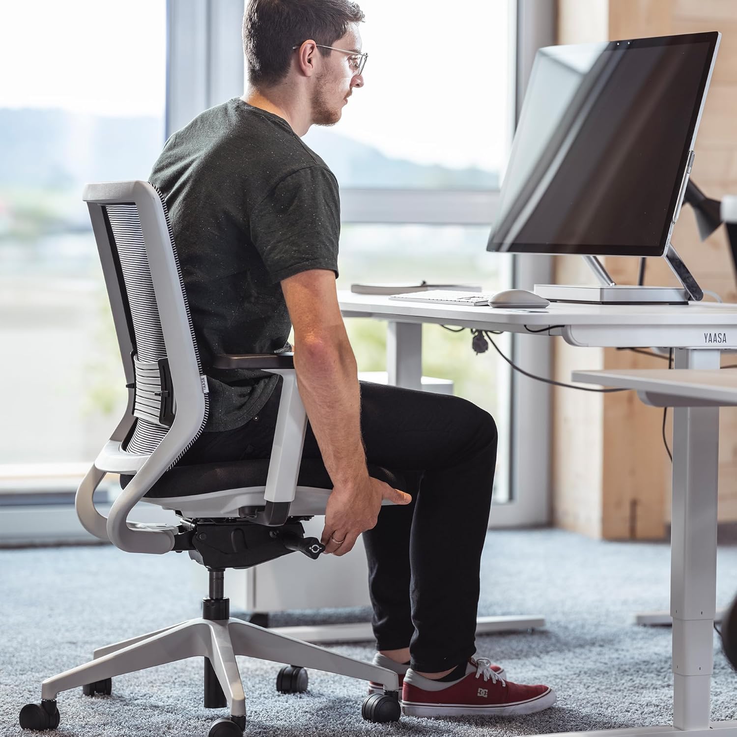 Yaasa Chair Classic Bürostuhl Ergonomisch Weiß – Verstellbarer Schreibtischstuhl mit Lordosenstütze & 3D-Armlehnen – Drehstuhl für gesundes Sitzen im Home Office & Büro – Zertifizierte Qualität, 130kg
