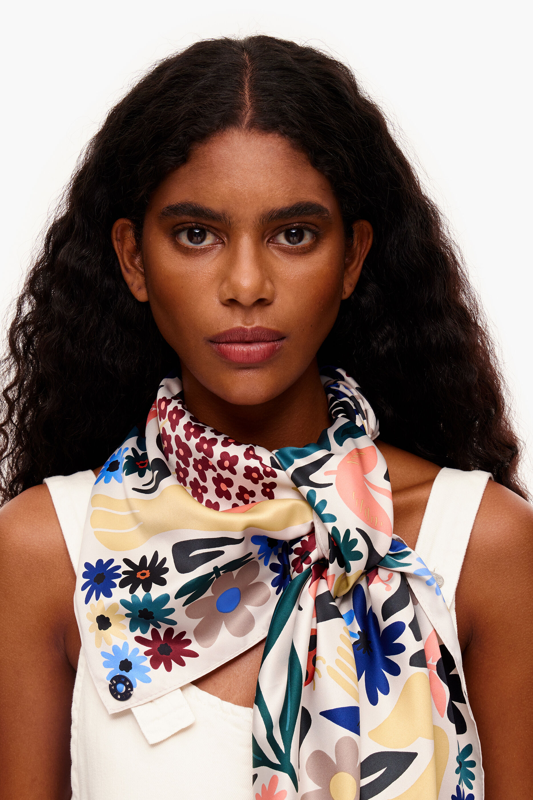 Lenço cinza claro com estampa floral e animal print
