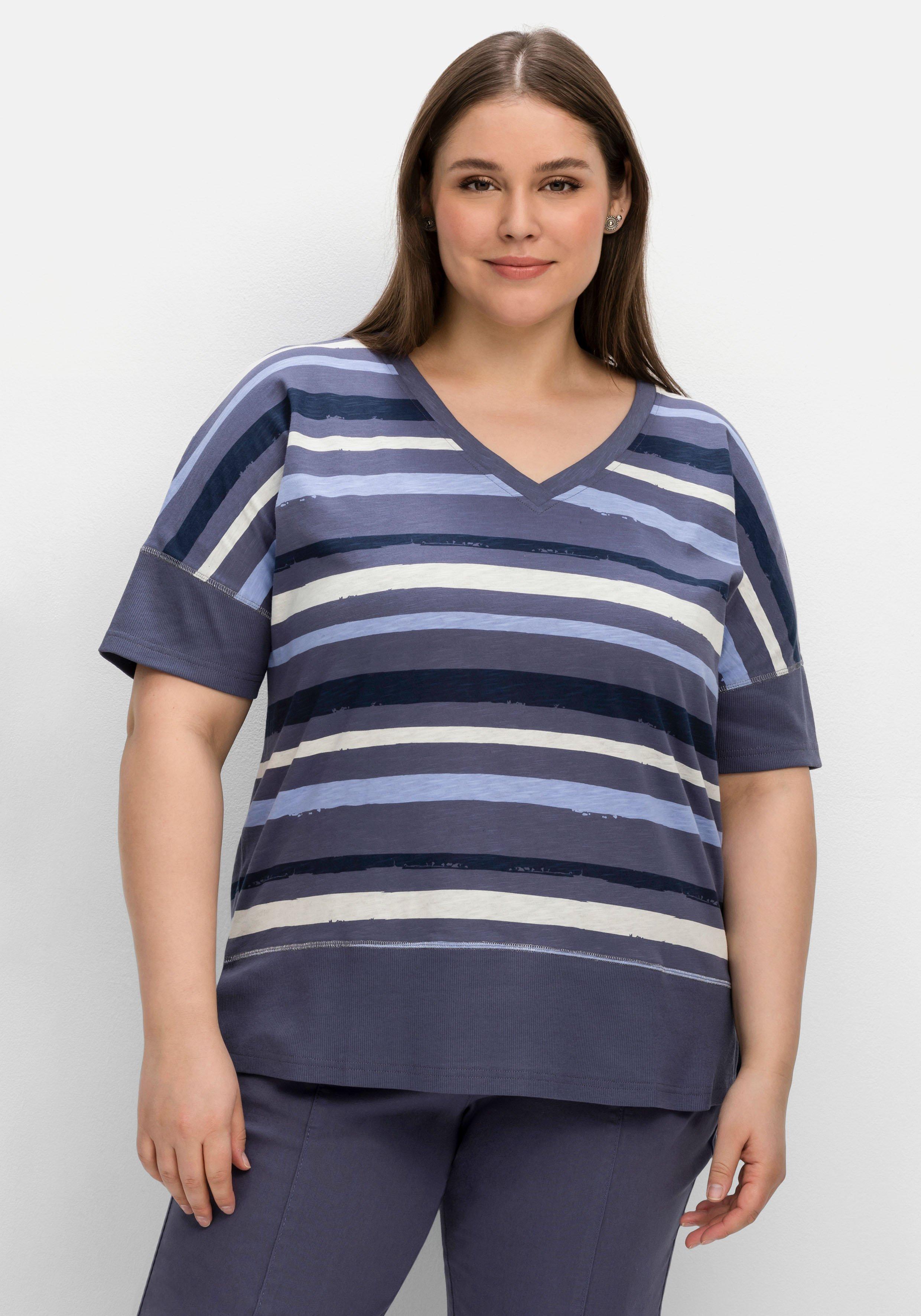 Shirt mit V-Ausschnitt und Streifendruck