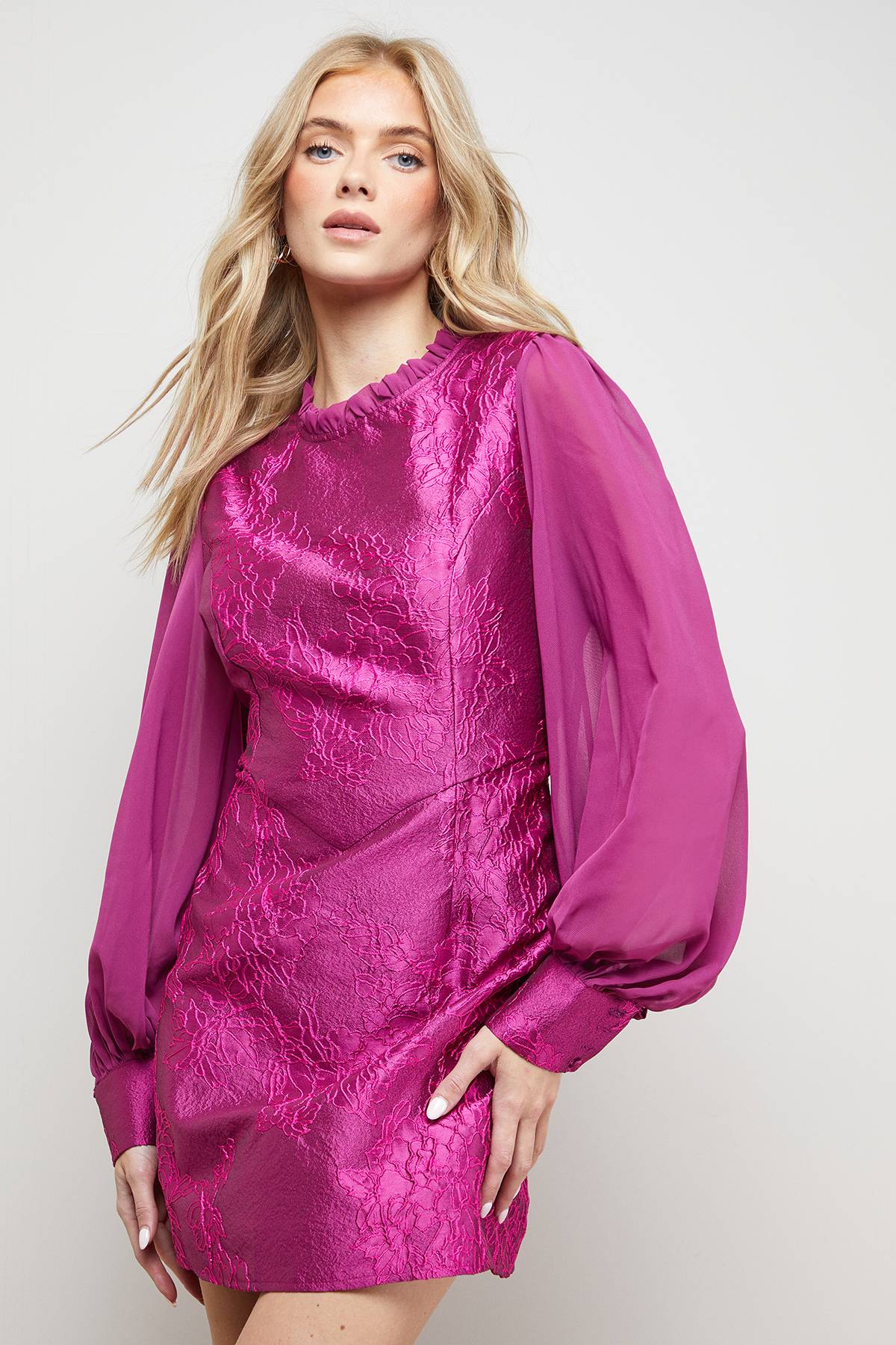 Oasis Robe Mini Ajustée et Évasée en Jacquard Structuré avec Manches en Mousseline
