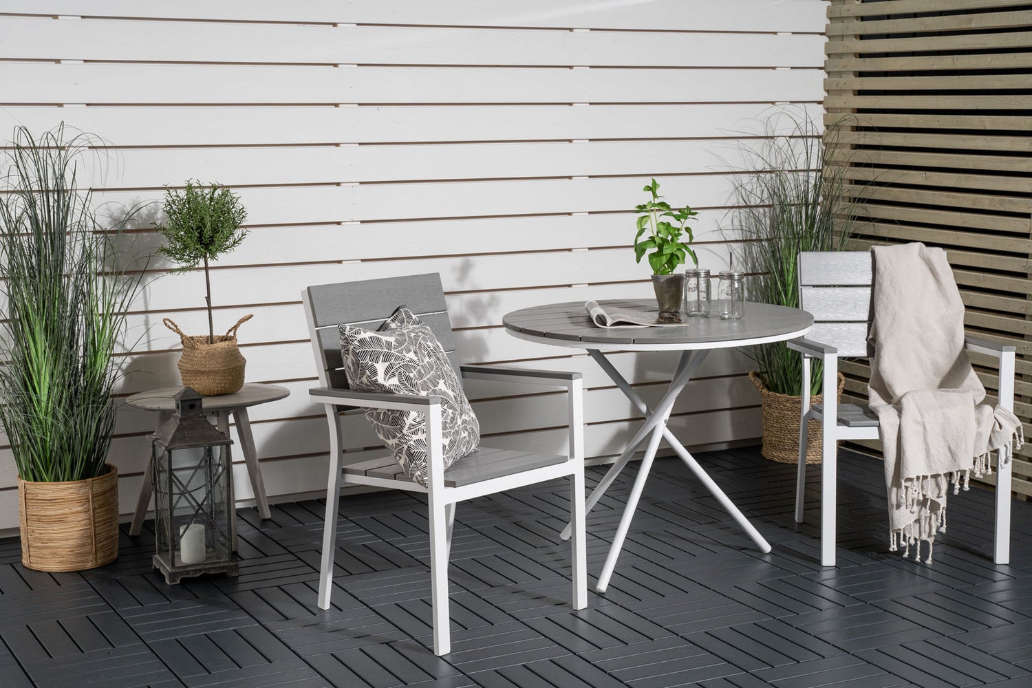 Parma tuinset: tafel Ø90cm en 2 stoelen, Levels design, wit, grijs, crème. 90 x 90 x 74 cm