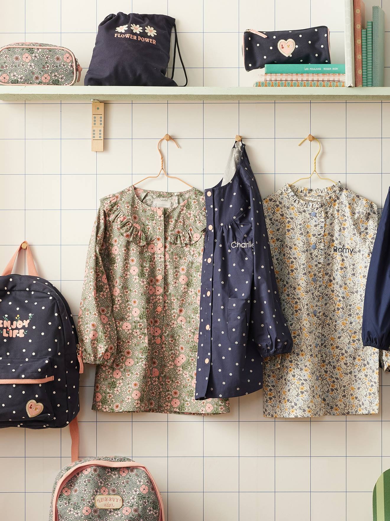 Babador para bebê menina com estampa floral e babados, personalizável.