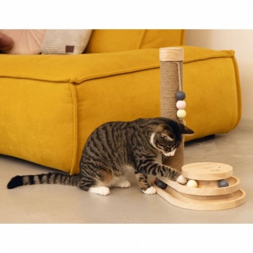Arranhador interativo marrom para gatos, projetado pela Lotte Inez.