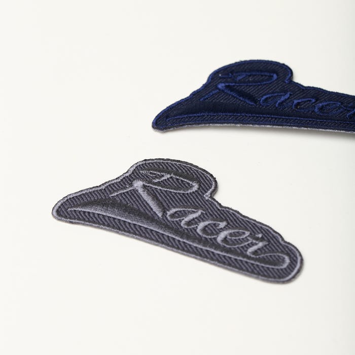 Atelier Veritas-Set van 2 patches met 'racer' logo 3x7cm