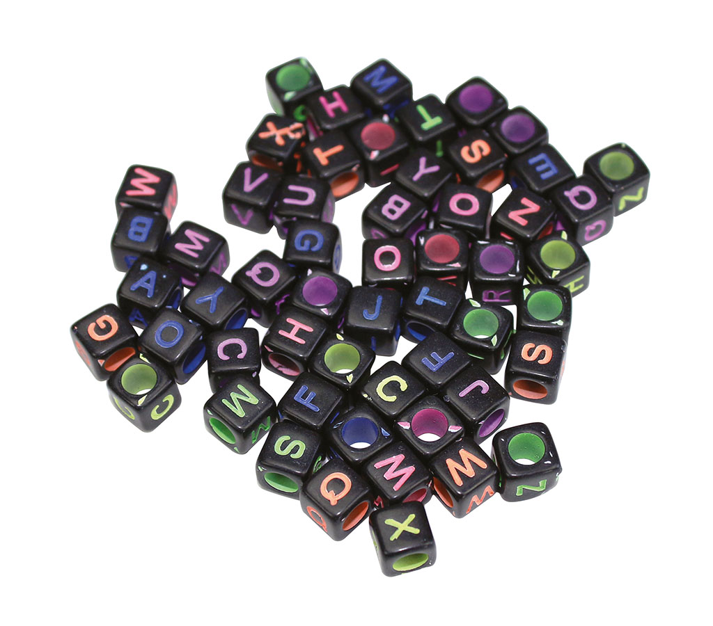 Sachet de 285 perles carrées noires lettres colorées