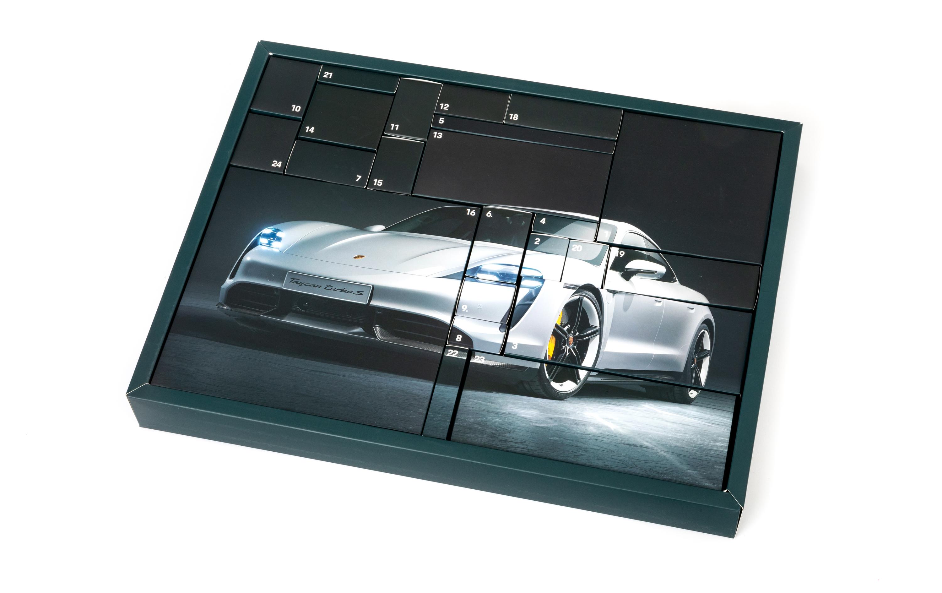 Adventskalender Porsche Taycan 1:24, Deutsch/Englisch<br>Auto Modellbausatz Adventskalender