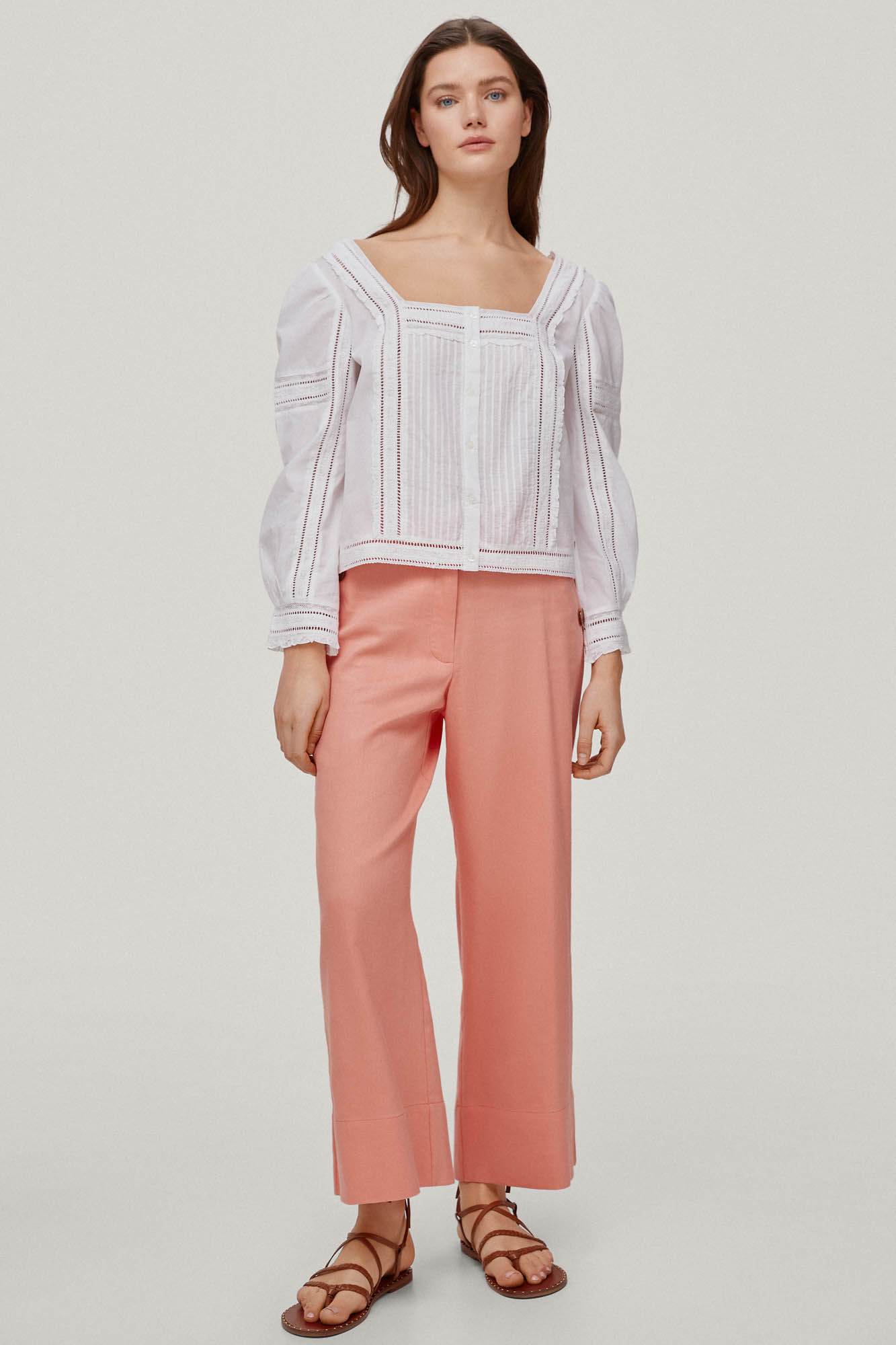 Blusa com detalhes em renda e pregas. - Branco-creme